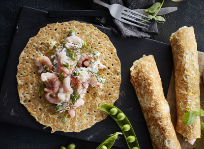 Rejer med rygeost i lun pandekage