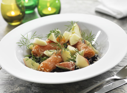 Rökt lax på en sallad med svarta bönor och äpple